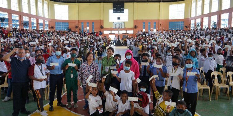 1,130 indigenous Aeta children received financial aid from the provincial government.